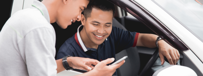 Conductor y pasajero antes de un accidente de coche compartido.