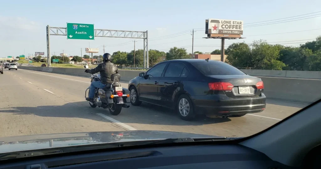 ¿Es ilegal manejar al lado de una motocicleta en Texas?