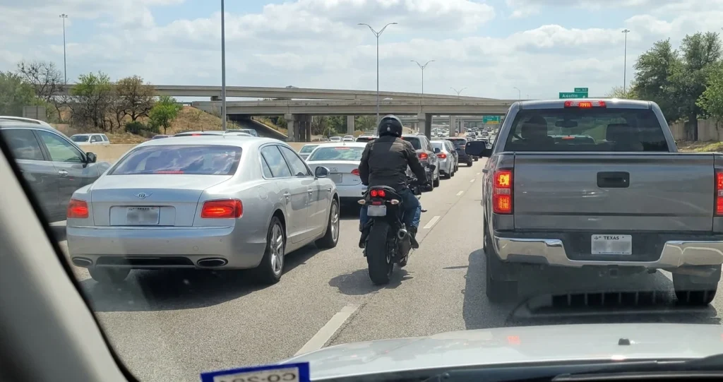 ¿Es legal manejar entre carriles en motocicleta en Texas?